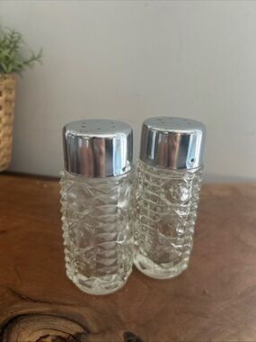Vintage Federal Pressed Textured Glass Salt & Pepper Shakers metal Lid